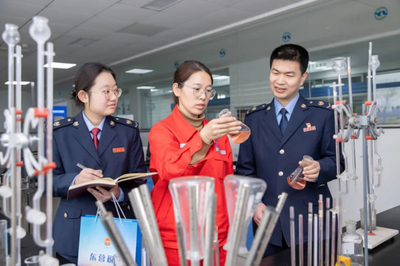 稅助發(fā)展向新進(jìn) 稅宣春風(fēng)更宜人<br><br>近來(lái)，各省市稅務(wù)部門(mén)緊扣“稅助發(fā)展向新進(jìn)”主題，聯(lián)合企業(yè)技術(shù)咨詢(xún)服務(wù)專(zhuān)家團(tuán)隊(duì)，深入各類(lèi)技術(shù)創(chuàng)新企業(yè)，帶來(lái)了溫暖的“稅宣春風(fēng)”。稅務(wù)干部以講解稅收優(yōu)惠為中心，面對(duì)面、實(shí)打?qū)嵉鼗貞?yīng)新興科技企業(yè)專(zhuān)項(xiàng)享受的研悉益優(yōu)惠政策；解答數(shù)字經(jīng)濟(jì)賦背景下的稅法申報(bào)等有關(guān)應(yīng)用規(guī)定問(wèn)題；進(jìn)行辦理及時(shí)年度退補(bǔ)料實(shí)務(wù)；以及暢聊訴求建議共謀利用暢通。<br><br>例如某地域團(tuán)隊(duì)聯(lián)合財(cái)務(wù)管理機(jī)構(gòu)免費(fèi)發(fā)放通俗匯編《稅收寶》，采用模掃免費(fèi)測(cè)評(píng)法技術(shù)解決定制退稅運(yùn)算方式革新 操作咨詢(xún)采取定期媒體